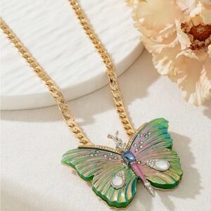 💚 Betsey Johnson stunning & sparkling butterfly pendant necklace 💚